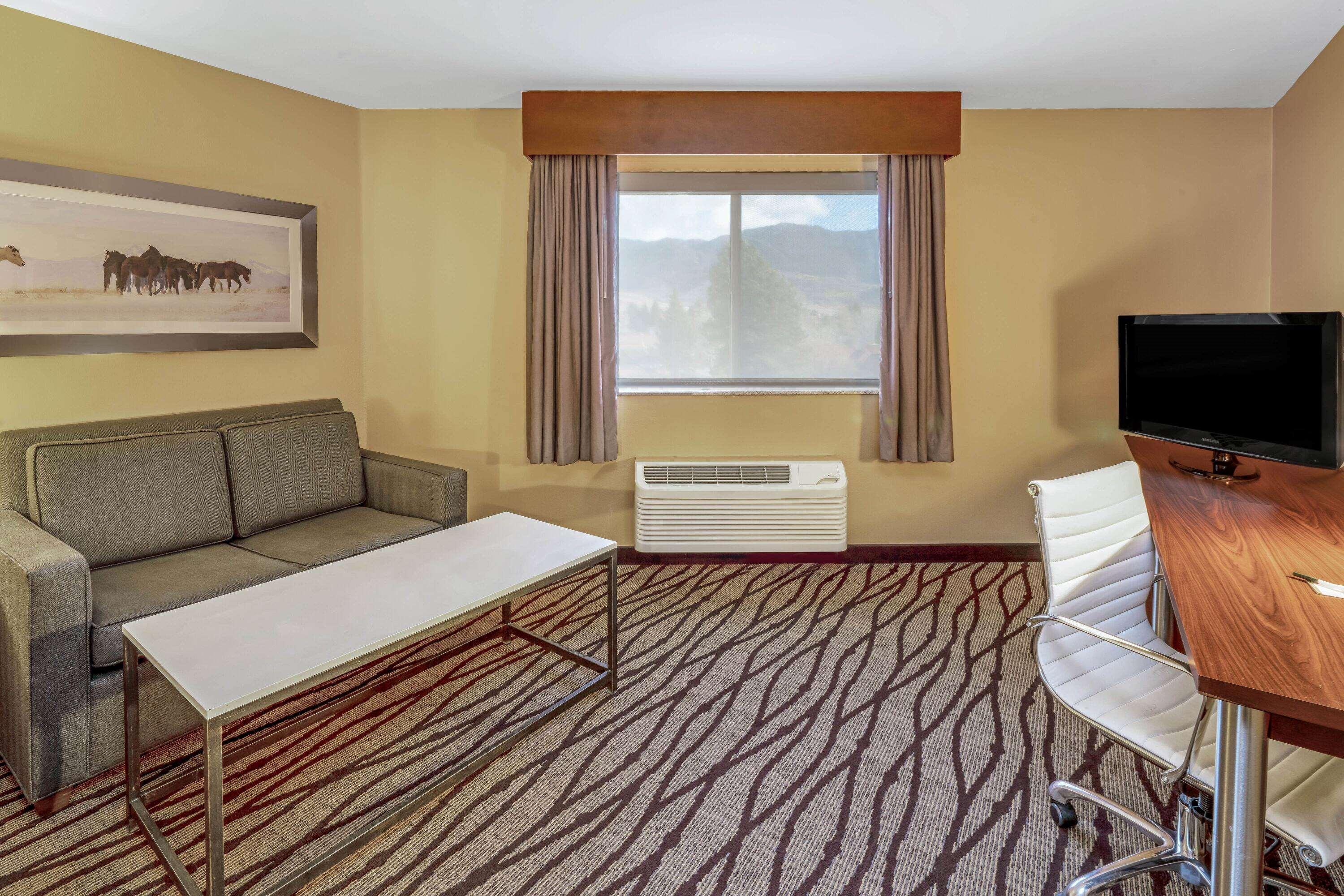 La Quinta By Wyndham Butte Hotel Exterior photo